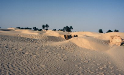 Dune e villaggio insabbiato
